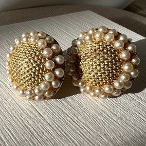 Vintage Crown Trifari Gold Tone Fashion Pearl Clip On Estate Earrings